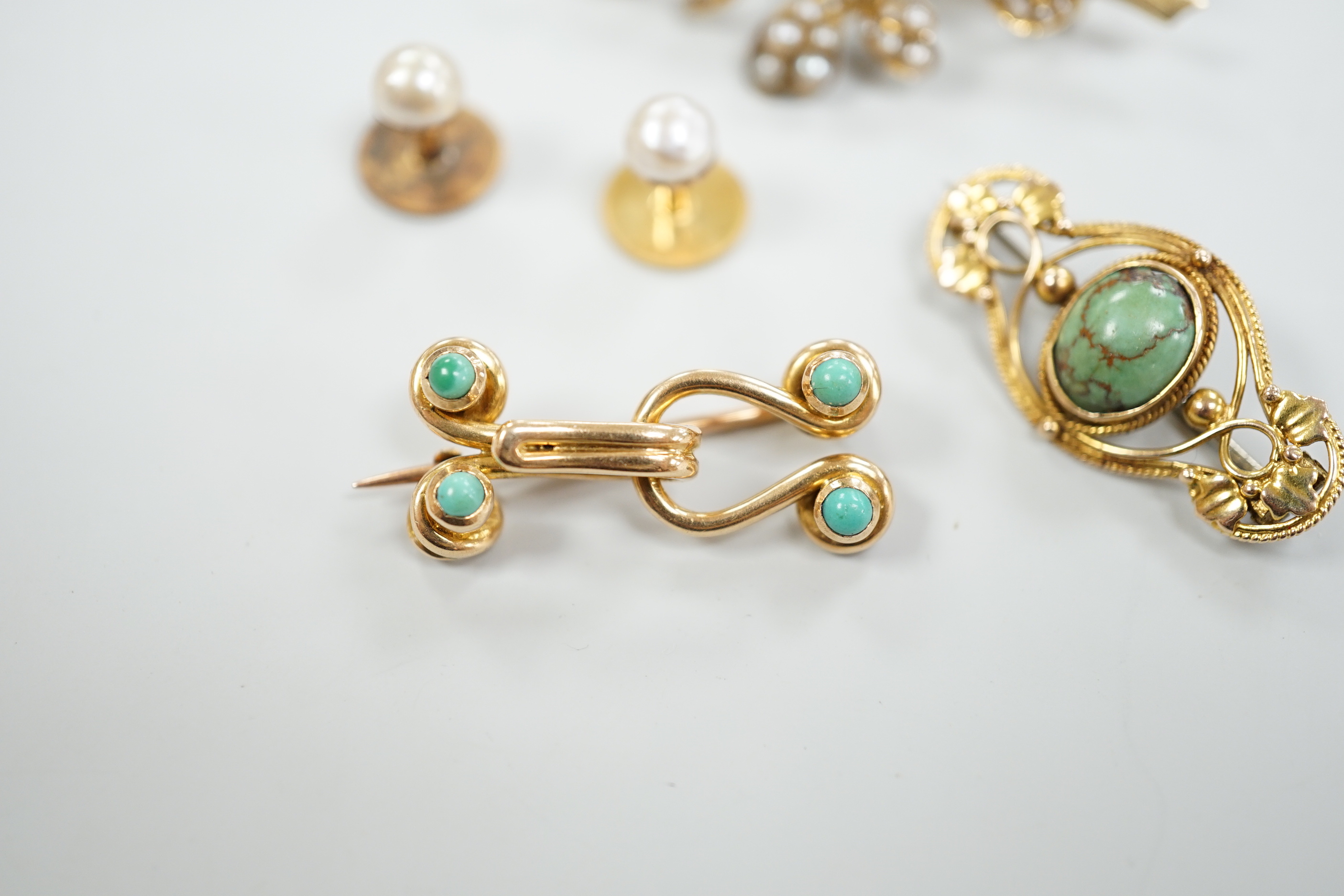 An Edwardian 15ct and seed pearl cluster set spray brooch, 47mm, a 15ct and four stone turquoise set brooch, one other yellow meta and turquoise brooch and a pair of 9ct and cultured pearl set dress studs.